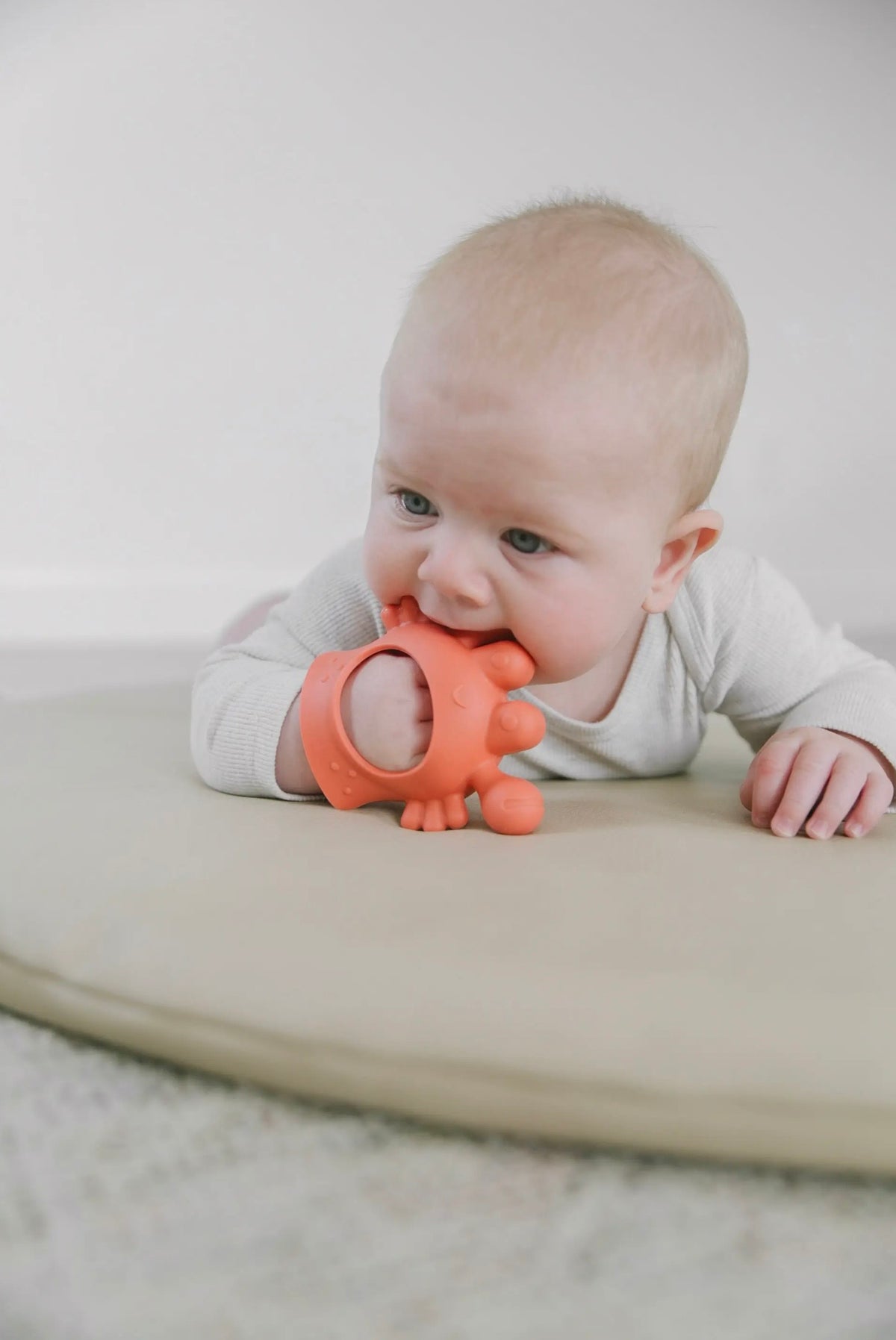 Itzy Ritzy Crab Bitzy Grip Teether